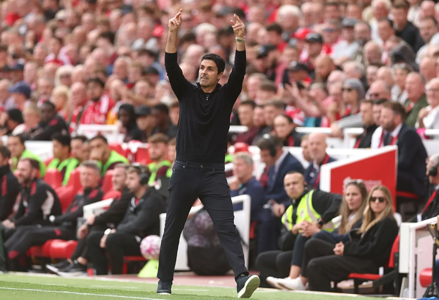 Mikel Arteta chỉ đạo chiến thuật bên đường biên